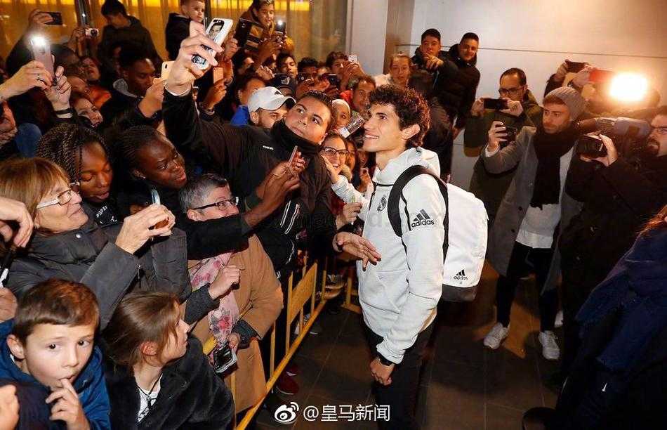 雷吉隆在左路衔枚疾走，眼神坚定地望向远方，仿佛在追寻属于自己的足球未来