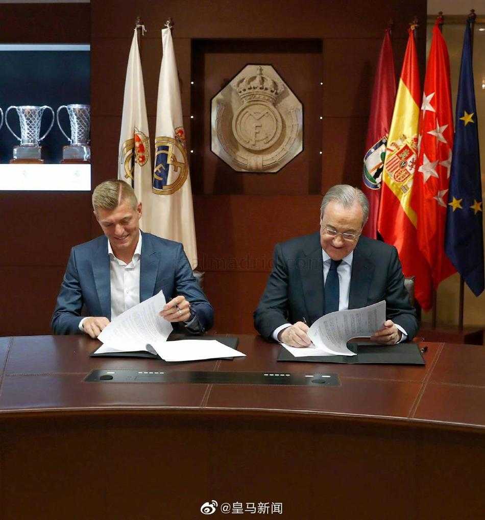 克罗斯在续约合同上郑重签下自己的名字，笔尖落下的瞬间，仿佛将未来几年的辉煌与承诺一并锁定在伯纳乌。