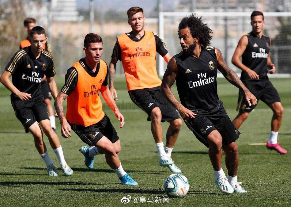 罗德里戈在训练场上完成一次轻巧的扣球过人，他的身影轻快如燕，这位巴西天才已经摆脱了伤病的困扰，准备好用桑巴足球的韵律征服伯纳乌。