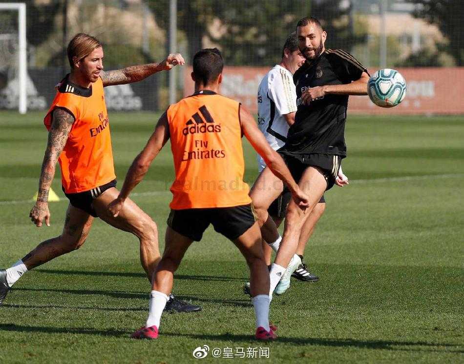 在空荡的训练场上，贝尔成为绝对核心，他正带队进行高强度有球训练，汗水浸透了球衣