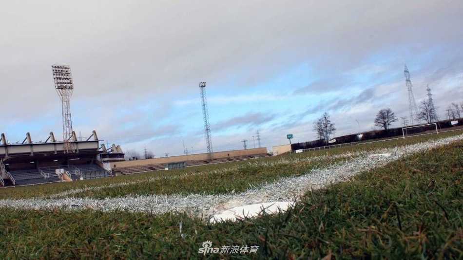 场边的替补席区域同样简单，几排普通的塑料座椅整齐排列，上方仅有一个简陋的顶棚遮阳挡雨，与皇马豪华的替补席设施形成天壤之别。