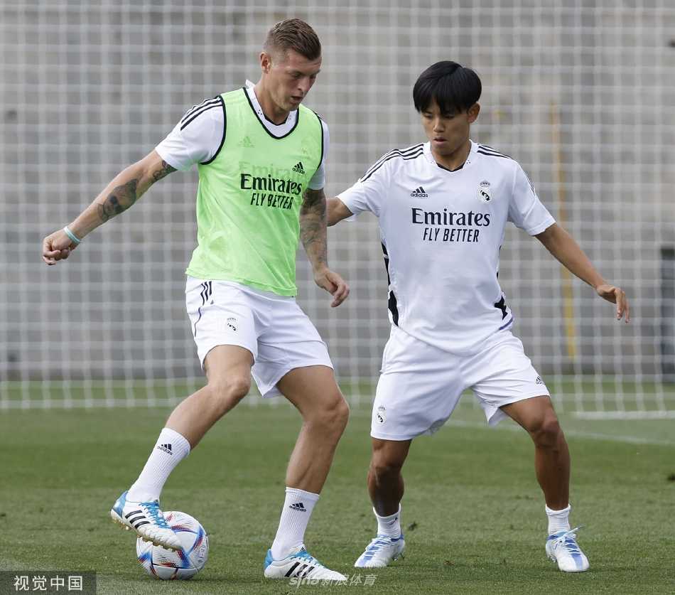 门迪进行高强度腿部力量训练，汗水湿透衣衫，坚毅的眼神与鼓起的肌肉彰显着为赛季储备能量的决心。