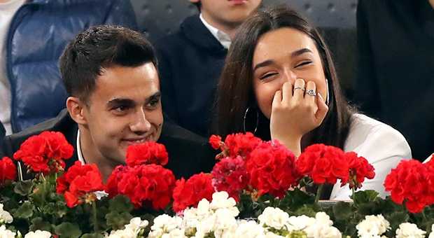 皇马新星雷吉隆与网红女友玛尔塔甜蜜亮相马德里公开赛 网球场边的走道上,雷吉隆身着休闲便装,紧紧牵着玛尔塔的手,两人悠闲漫步,享受着比赛之外的宁静时光。背后是热闹的球场,而他们的世界里只有彼此的陪伴,画面温馨如偶像剧。