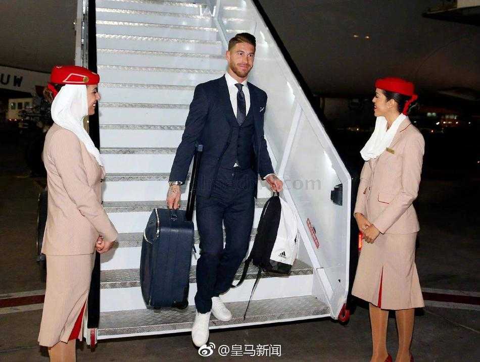 皇家马德里全队乘机抵达阿布扎比，队长拉莫斯率先走出机舱，神情坚毅地踏上卫冕之旅