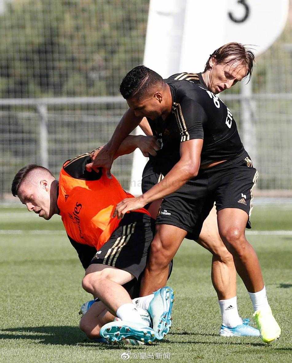 训练结束，卜拉欣·迪亚斯虽然仍在养伤，但他依然来到场边为队友们鼓掌加油，他的身影和队友们的汗水交织成一幅关于团结与等待的画卷。