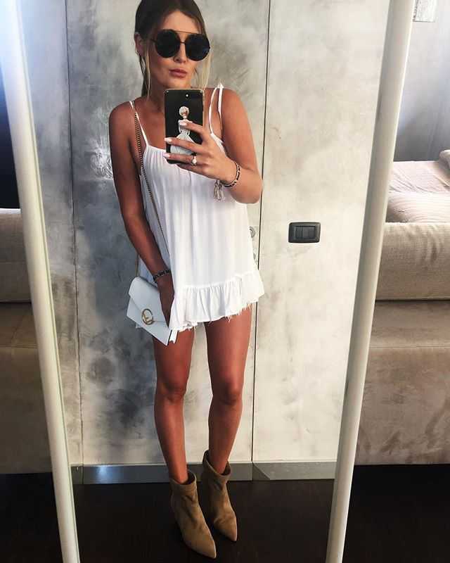 身穿一袭华丽深V礼服的Paulina Procyk出席正式场合，身姿挺拔，气质出众，完美诠释了未来女律师在法庭上从容不迫、气场全开的专业形象。