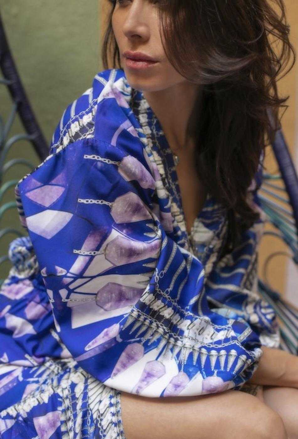 皮姐身着闪耀的金属色连衣裙，如同未来战士般酷感十足，将前卫与狂野融合成一道独特的风景。