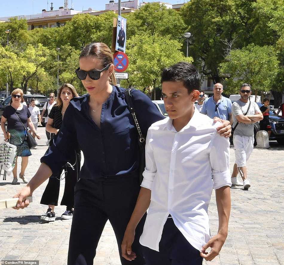 皇马传奇队长劳尔现身告别仪式，他面色凝重，双手低垂，目光久久停留在雷耶斯的灵柩上，眼神中充满对昔日战友的无限追忆与深切哀悼。