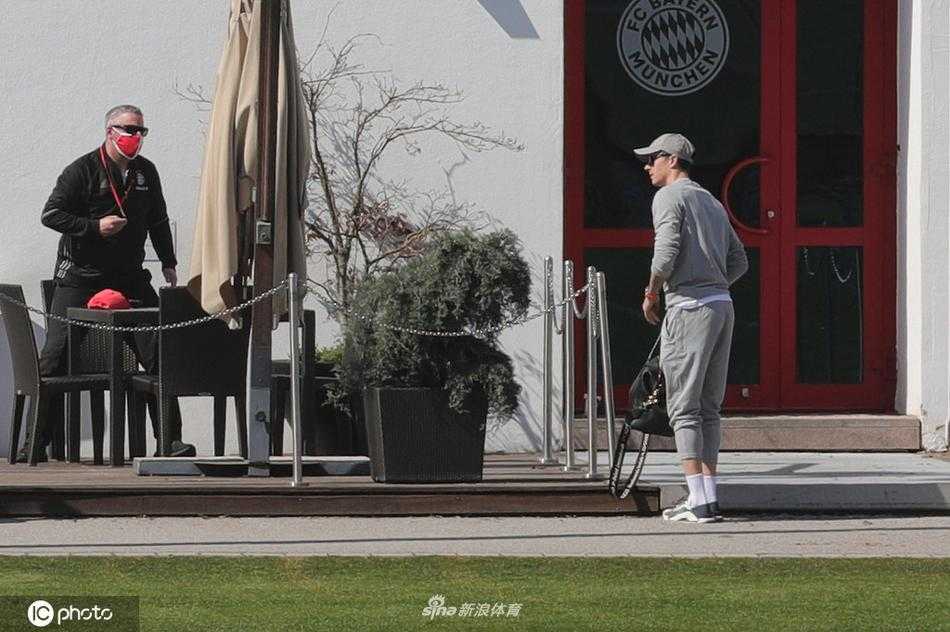 在训练中心的理疗室内，莱万已经开始接受初步的治疗。他坐在理疗床边，双手撑在身侧，低头注视着受伤的右膝。医疗人员在一旁准备仪器，画面充满了专业的医疗氛围，也预示着一段需要耐心和毅力的康复过程正式启动。