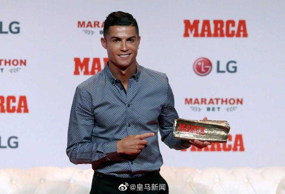 C罗高举马卡传奇奖杯，眼神坚毅如炬，仿佛将伯纳乌的月光握在掌心