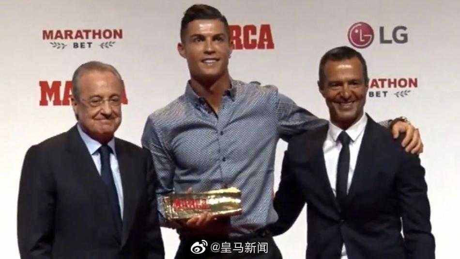 C罗紧握奖杯凝视远方，身旁的奖杯陈列墙映出他九载白衣岁月的辉煌剪影