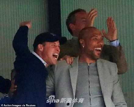 镜头特写中，威廉王子的眼神紧紧追随着球场上的每一个动作，手中紧握围巾，完全沉浸在比赛的紧张氛围中。