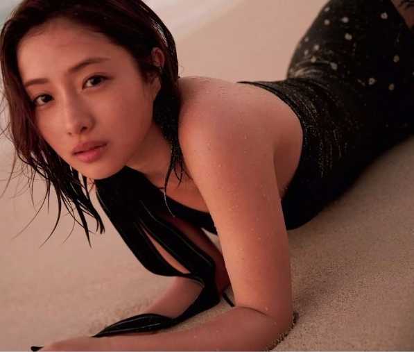 石原里美公开欣赏久保健英 跨越年龄的欣赏与日本足球新星闪耀 石原里美在公开活动中露出标志性的灿烂笑容,眼神温柔地谈及对足球少年久保健英的欣赏