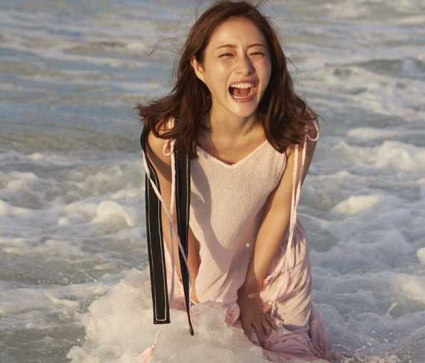石原里美公开欣赏久保健英 跨越年龄的欣赏与日本足球新星闪耀 久保健英身披日本国家队球衣,在赛场上专注地带球突破,展现出与他年龄不相符的沉稳与技术