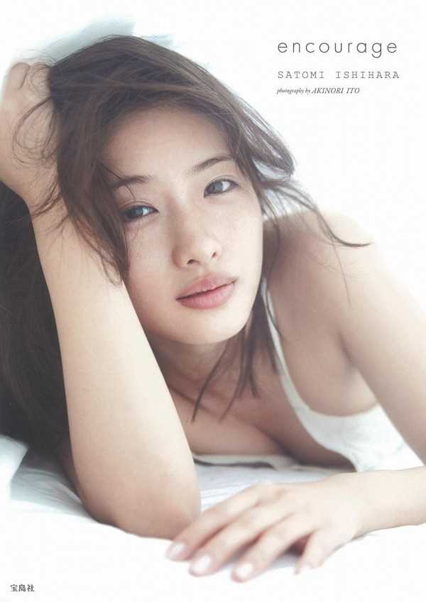 石原里美公开欣赏久保健英 跨越年龄的欣赏与日本足球新星闪耀 久保健英在训练中全神贯注,汗水浸湿球衣,凸显他为在皇马立足而付出的艰苦努力