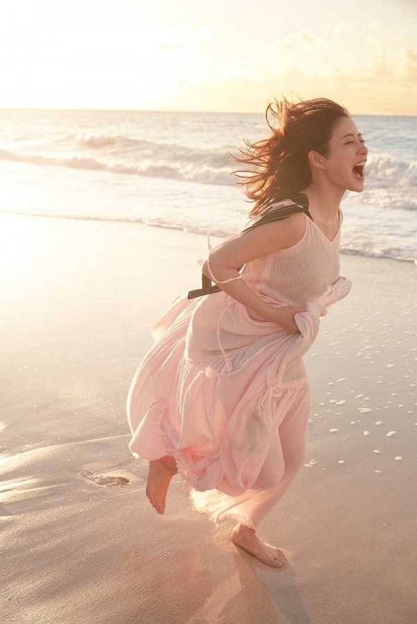 石原里美公开欣赏久保健英 跨越年龄的欣赏与日本足球新星闪耀 久保健英在比赛中攻入关键球后激情庆祝,年轻的面庞上写满了自信与对未来的无限憧憬