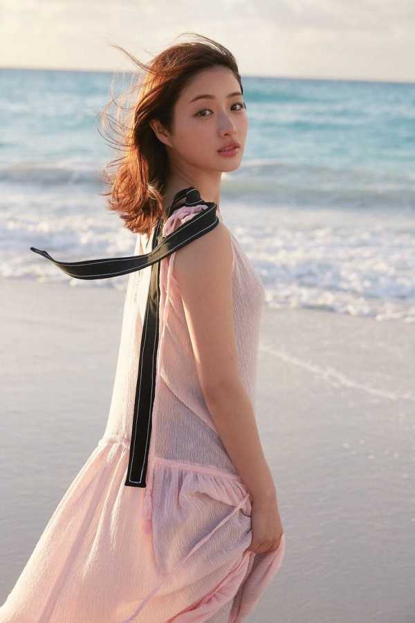 石原里美公开欣赏久保健英 跨越年龄的欣赏与日本足球新星闪耀 石原里美一袭优雅装扮,回眸凝视,笑容温暖,仿佛在无声地为远在西班牙的年轻小将加油鼓劲