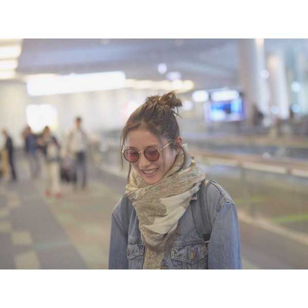 石原里美公开欣赏久保健英 跨越年龄的欣赏与日本足球新星闪耀 石原里美为杂志拍摄的一组时尚大片,神情温婉而坚定,与文章中讨论的跨越领域的欣赏主题相得益彰