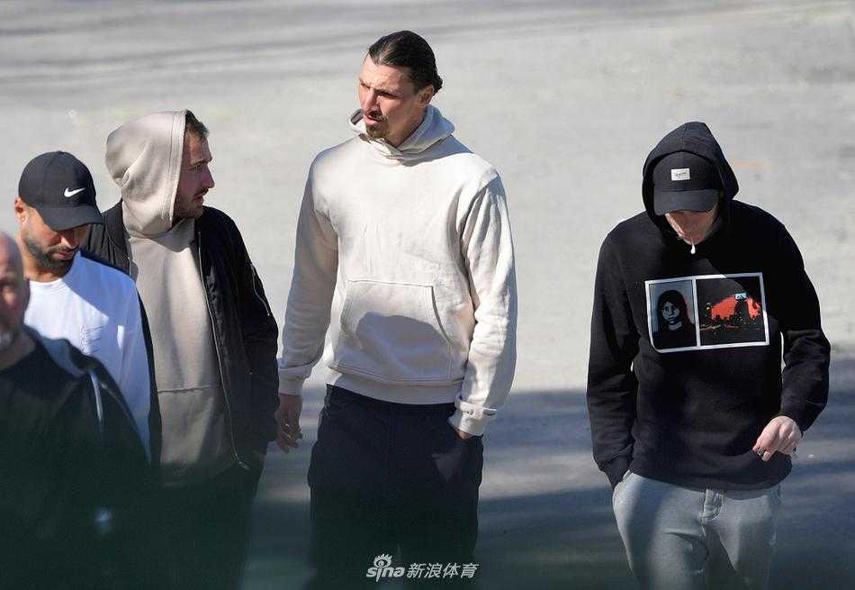 斯德哥尔摩午后，强烈的阳光如同追光灯般打在这位刚刚结束训练的国王身上，伊布身着深色运动装，眉头因刺眼的光线而紧锁，坚毅的侧脸线条勾勒出他对现状的沉思与对赛场的无尽渴望。