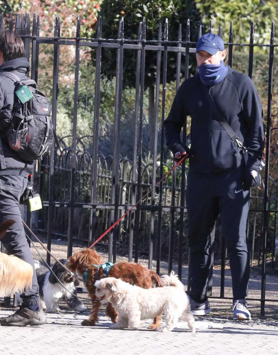 遛狗结束准备回家的兰帕德，手里拿着卷起来的狗绳，脸上的围脖早已成了装饰品，他或许在想如何向公众解释这次不太妥当的‘外出放风’