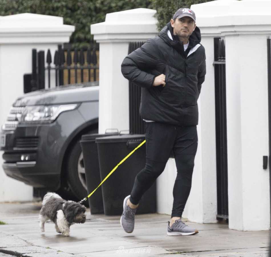 散步临近尾声，兰帕德与爱犬的背影逐渐融入伦敦典型的灰调街景之中，仿佛一幅充满故事感的都市生活剪影。