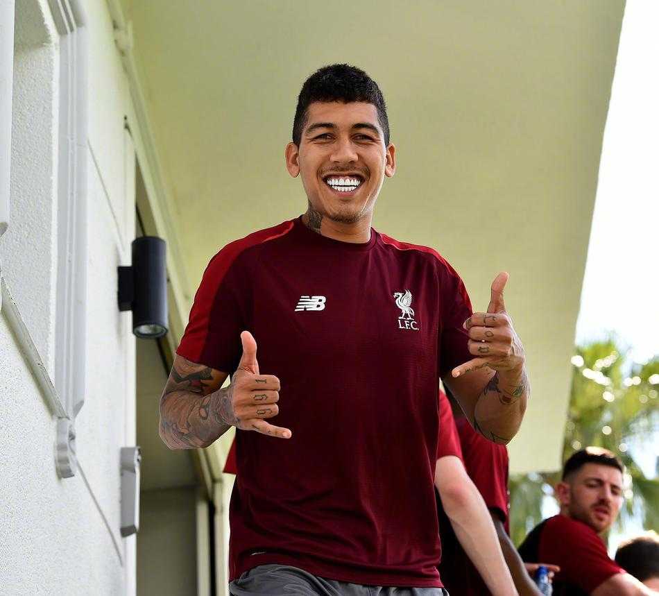 克洛普在训练场边双手抱胸，神情专注地注视着场上的一举一动，目光中透露出对细节的极致追求，他正亲手为利物浦雕刻着通往欧洲之巅的每一步。