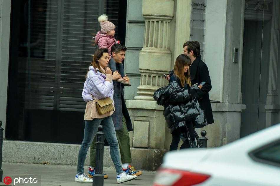 莱万用坚实的臂膀扛着小女儿，小女孩稳稳坐在父亲肩头，小手轻抚父亲的额头，像是在指挥着这位球场上的将军，父女俩眼神交汇处满是宠溺与信赖。