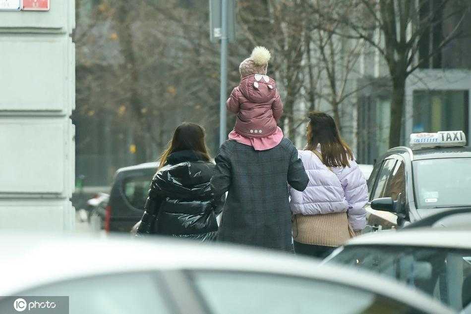 莱万一家四口行走在户外，大女儿克拉拉乖巧地走在一旁，小女儿劳拉继续坐在父亲肩头“居高临下”。莱万眼神柔和地看着前方，安娜紧随其后，构成一幅完美的家庭出行画卷。