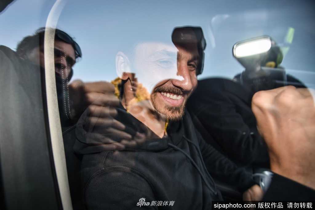 赛后的球场边，伊布与一名哈马比工作人员边走边聊，他神态自若，双手比划着，似乎正在对比赛进行复盘，即便在可能面临调查的风口浪尖，他依然保持着那份睥睨天下的自信。
