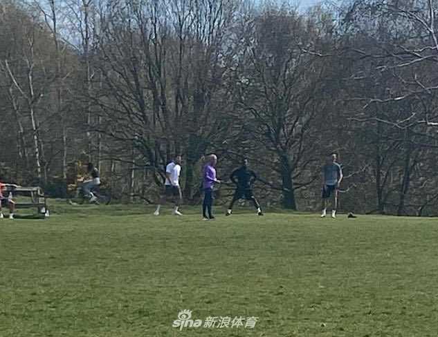 穆帅公园特训惹风波:疫情下的违规与道歉 远远望去,塞塞尼翁独自在公园的坡道上跑步,看似孤独的身影背后,却隐藏着一次违反隔离规定的集体训练风波。