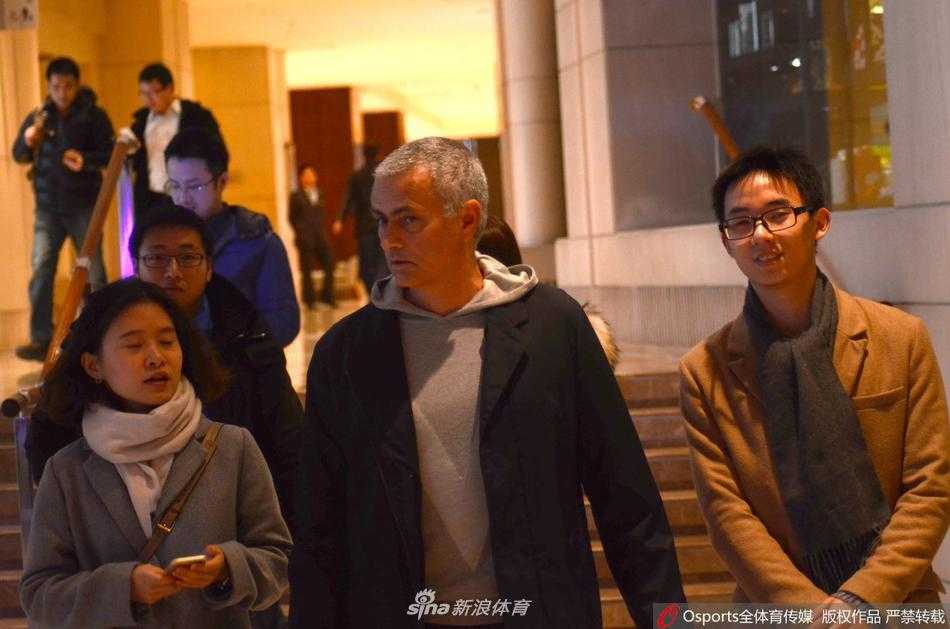 完成配送任务的穆里尼奥与社区工作人员站在一起，保持着安全距离却笑容温暖，尽显名帅的亲和力