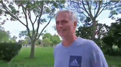 穆里尼奥在采访中双眼泛红，强忍泪水的画面，眼神中充满了对教练席的渴望与眷恋