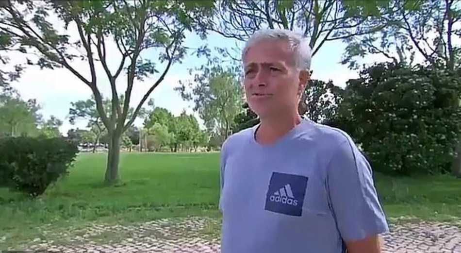 穆里尼奥在采访中深情凝视远方，仿佛透过镜头看到了他魂牵梦绕的足球场，表情凝重而坚定