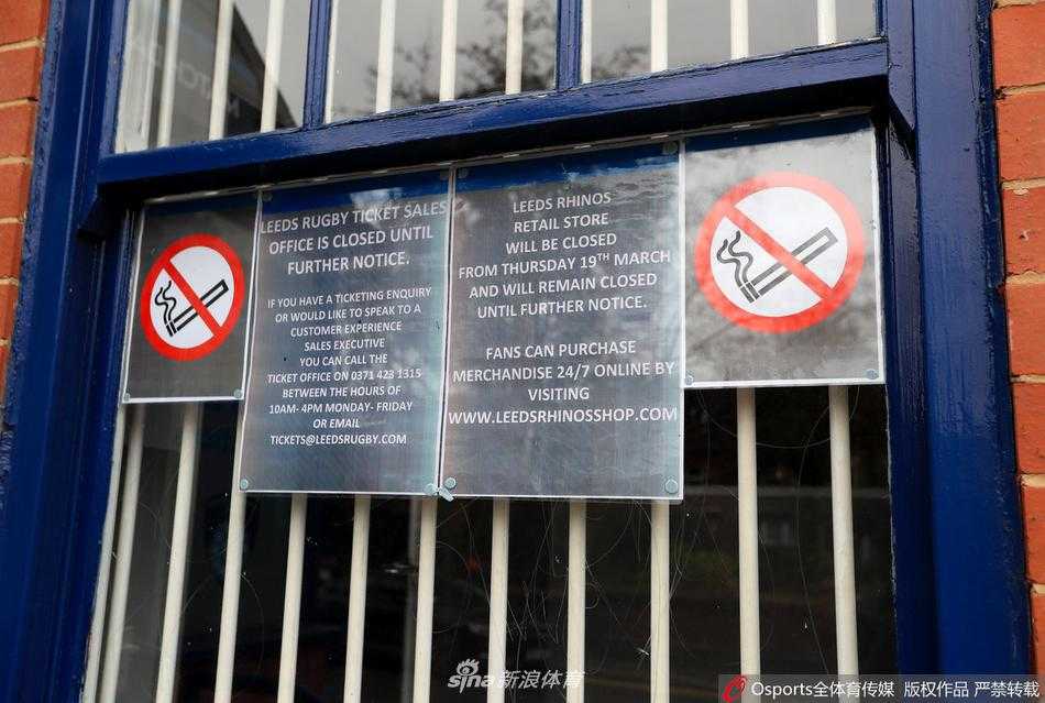 从另一个角度看，这位苏格兰硬汉戴着口罩，依然目光如炬地望向远方他的埃兰路。空荡的广场映衬着他的孤独，但那份属于利兹联的坚韧与骄傲，却在疫情之下显得更加动人心魄。