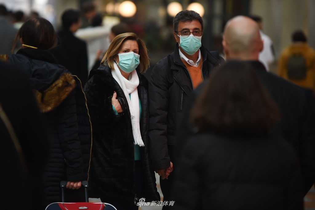 教练在场边声嘶力竭地指挥，肢体动作充满张力，他的声音在空无一人的看台间回荡，仿佛是对抗寂静、试图点燃球队斗志的唯一火种。