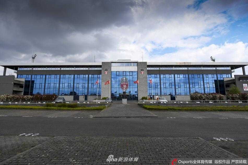 午后的穆斯克龙，阳光斜照在空无一人的俱乐部铁网上，标语与围网依旧，但属于足球的喧嚣已被疫情按下了静音键。