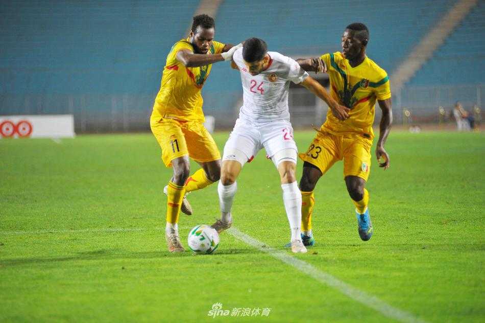 马里队球员眼神坚毅地带球向前推进，他身姿低伏，肌肉线条紧绷，仿佛一头在西非草原上蓄势待发的猎豹，随时准备给对手致命一击。