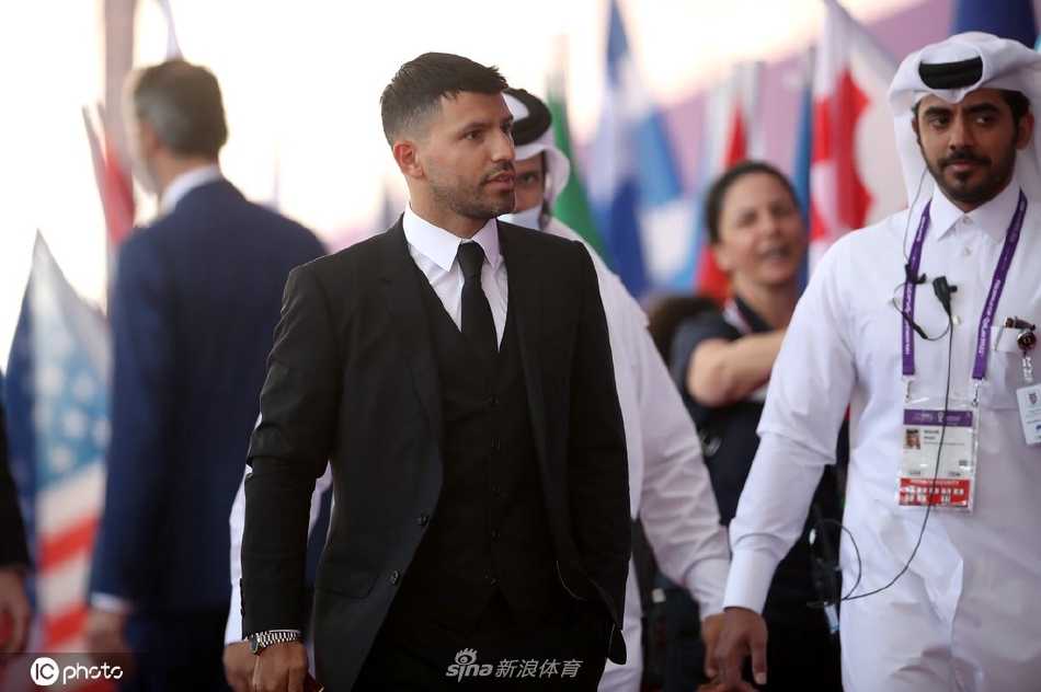 与会代表们正聚精会神地翻阅会议材料，面前整齐摆放着各国名牌与同声传译设备，展现出大会严谨专业的国际会议氛围。
