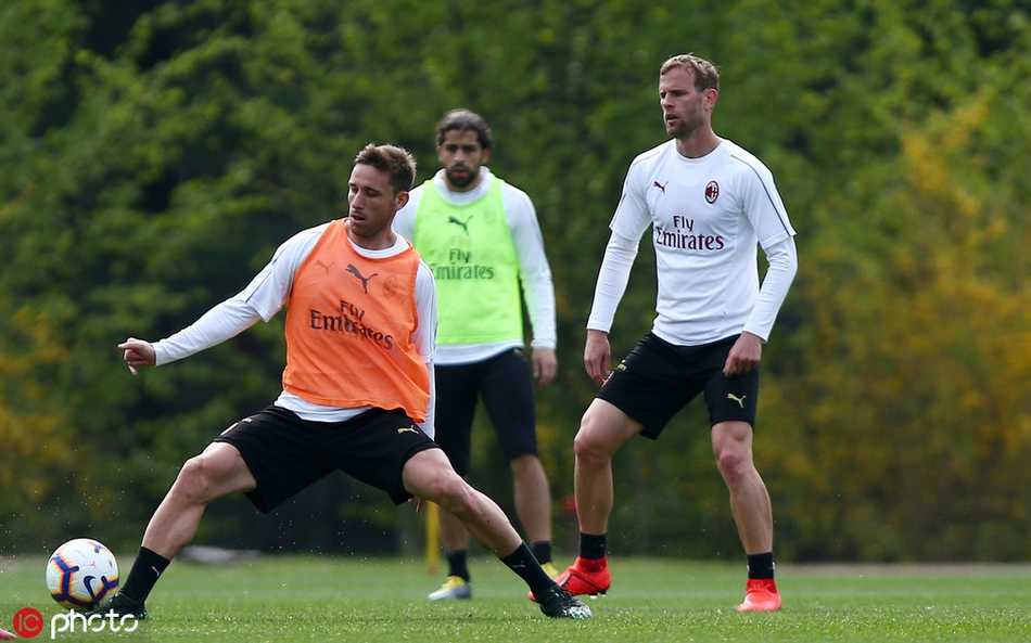 多名米兰球员正在进行高强度的分组对抗赛，皮球在快速传递中穿梭，场上拼抢激烈如同正式比赛。