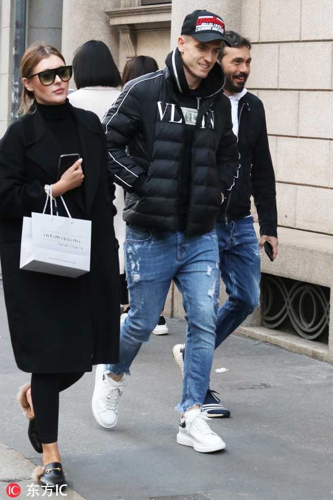 黄昏时分，皮亚特克与保利娜走在返回公寓的路上。他一手提着购物袋，另一只手自然地揽着女友的腰。两人的背影融入米兰温柔的暮色中，诠释着事业与爱情最完美的模样。
