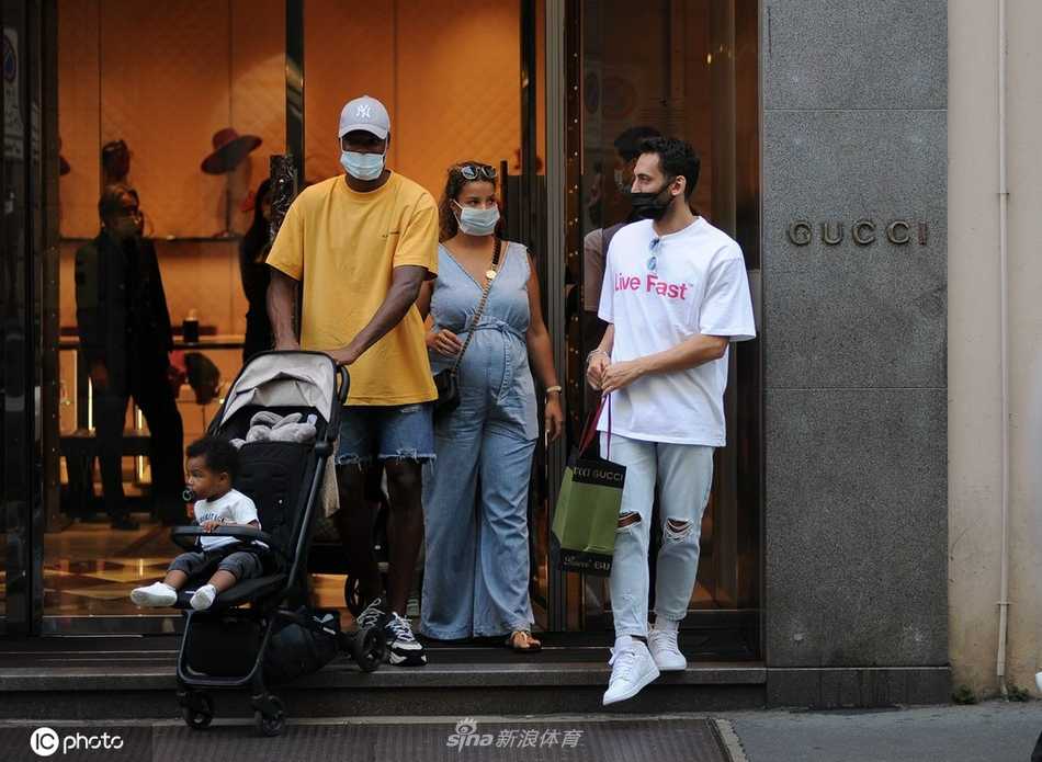恰尔汉奥卢的妻子与邓弗里斯的伴侣也自然地加入了对话，两位女士相谈甚欢，孩子们在旁显得乖巧，两个家庭如同相识已久的朋友。
