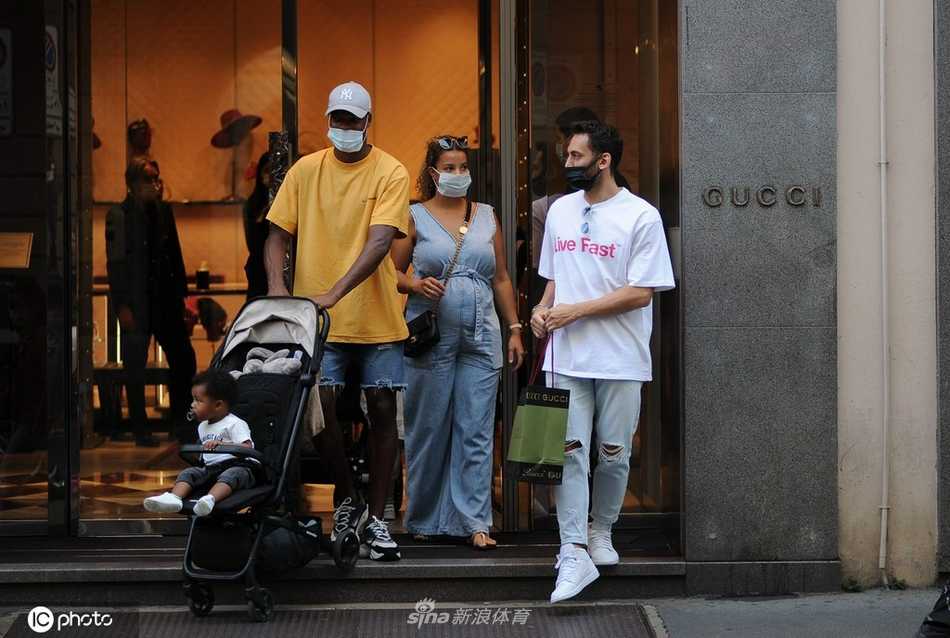 恰尔汉奥卢和邓弗里斯在街头相遇，两人立刻停下脚步，面带笑容地攀谈起来，话题可能围绕着刚结束的训练、即将到来的比赛，或是米兰城的生活趣事。