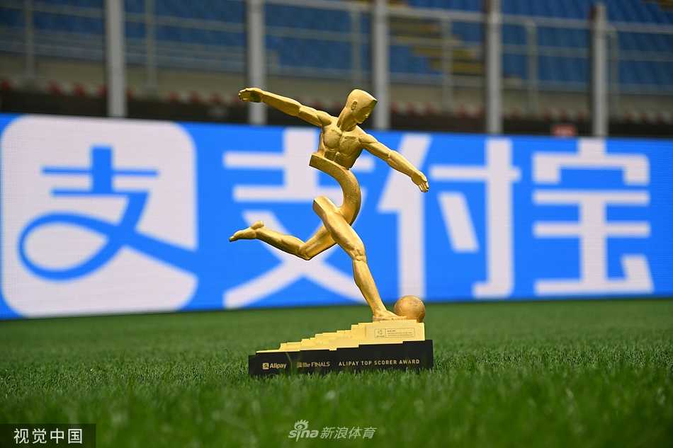 镜头拉近，聚焦于欧国联奖杯的精美细节。那流畅的杯身弧线和巨大的双耳，在深色背景的衬托下更显庄重典雅，仿佛凝固了时间，记录着欧洲足球的荣耀与历史。