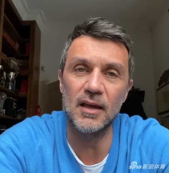 保罗·马尔蒂尼在视频访谈中神情专注，虽然面带微笑，但眼神中透露出经历病痛后的些许疲惫与坚韧。