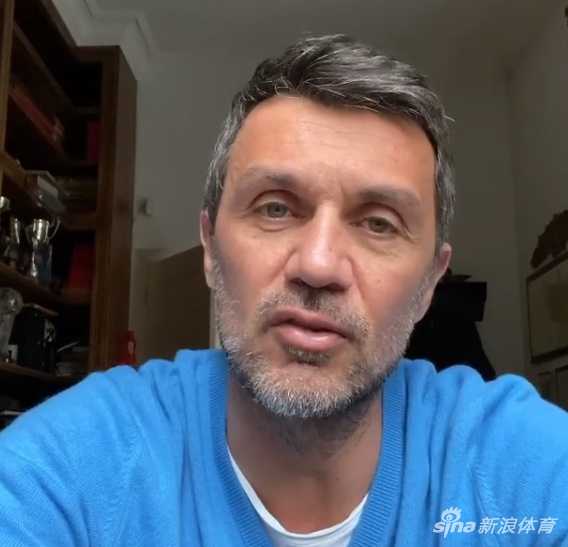 年轻的小马尔蒂尼在训练中带球突破，身披米兰战袍的他眼神犀利，充满了对未来的憧憬，却不知病毒即将来袭。