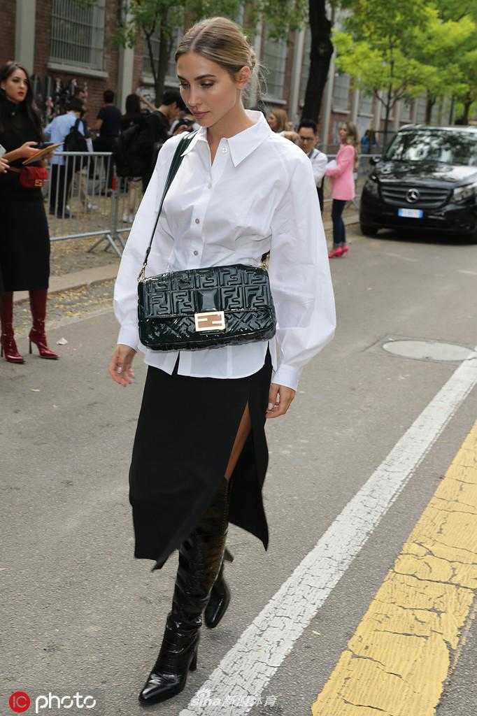 凯瑟琳在米兰街头的全景街拍，高挑的身材比例在长筒靴的加持下更显优越。她步履轻盈地穿过人群，仿佛自带光芒，将米兰这座时尚之都的街头变成了展示个人魅力的流动盛宴。