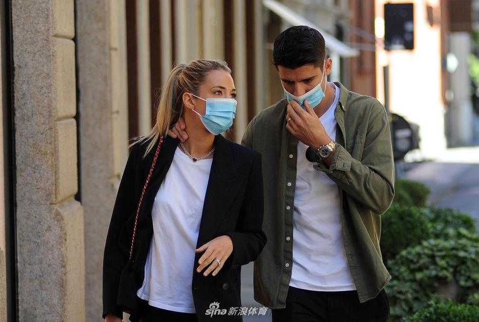 午后暖阳下，莫拉塔与爱丽丝十指相扣漫步米兰街头，莫拉塔身着简约白T，爱丽丝一袭碎花长裙飘逸，两人相视而笑，连空气里都弥漫着甜美的气息。