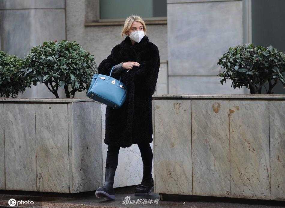 迪莱塔·莱奥塔以一袭神秘而优雅的黑色造型现身米兰街头，她脸上洋溢的灿烂笑容如同一缕冬日的暖阳，瞬间点亮了灰暗的街道，向偶遇的镜头热情挥手示意，亲和力十足。