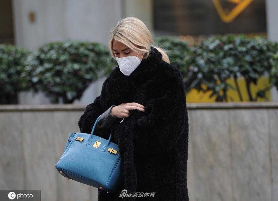 迪莱塔·莱奥塔的侧颜杀，高挺的鼻梁和流畅的下颌线勾勒出完美的面部轮廓。尽管只是外出驾车，她依然保持着最佳状态，这份骨子里的自律和对生活的热爱，正是她能够长期稳坐“意甲第一美女主播”宝座的秘诀。
