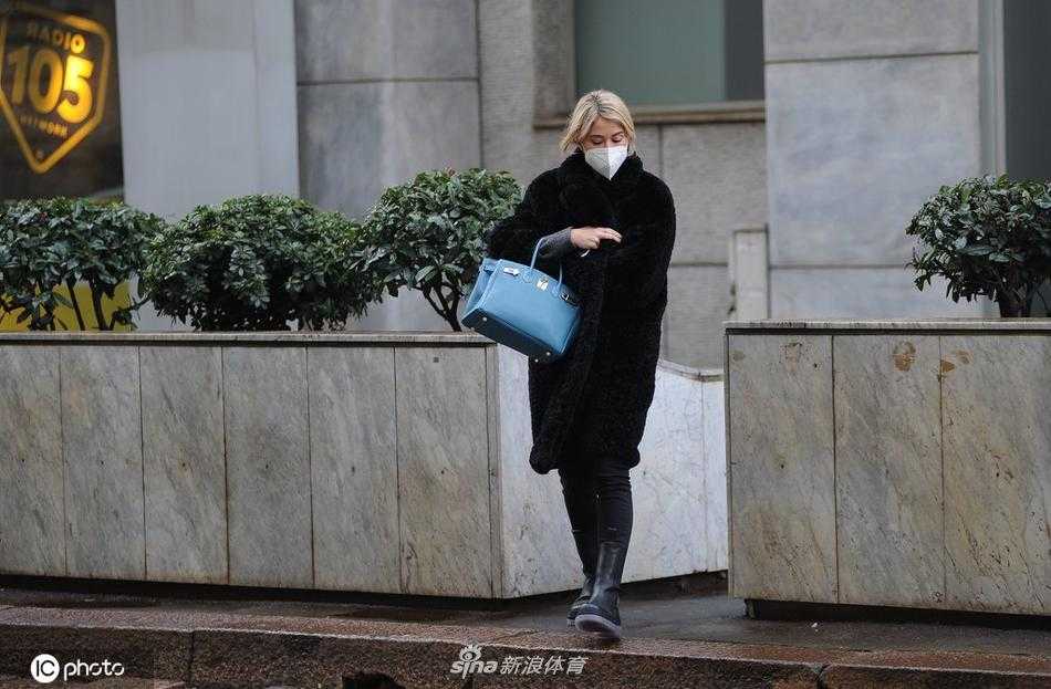 迪莱塔轻轻拉开她那辆低调座驾的车门，准备开启一段未知的城市漫游。即便是在这随意的街拍瞬间，她那修长匀称的身材比例依然令人惊叹，简单的全黑装扮在她身上也显得星味十足，气场全开。